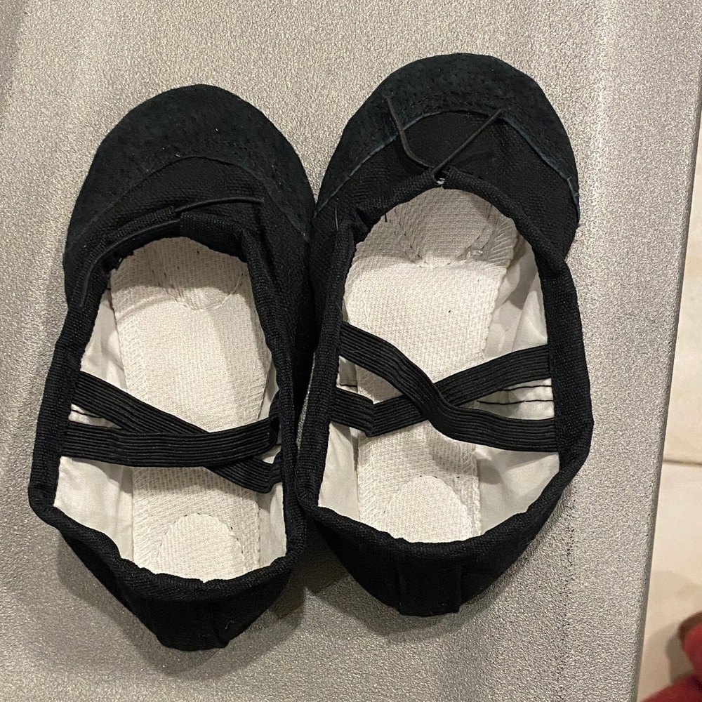 🪅15 for $20🪅 Child Sz 9.5 Black Ballet Shoes - double criss-cross straps.